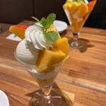 イタガキ フルーツ サロン - 訪問日 2025.7.31
      国産完熟マンゴーサンデー　2200円（税込）
      　　　　　　　　　　　　　　　　　　×2人分