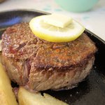 あしび - ステーキの肉厚は約3センチ。