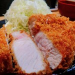 とんかつ檍 - 分厚い断面。焼き加減はミディアムレア。ここに塩を振ることで肉本来のうま味がます