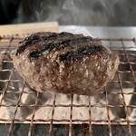 挽肉と米 渋谷 - 滴る脂が煙を纏う