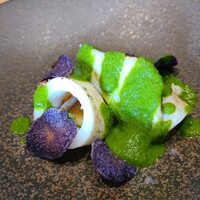 KAI - ④薪火焼き達磨烏賊(正式名:葡萄烏賊《剣先烏賊亜種》)、馬鈴薯&チーズのペーストお焼き、紫馬鈴薯のチップス、蔓紫のバジル風ソース掛け
                    蔓紫の緑、烏賊の白とチップスの紫との対比が鮮やかで食欲をそそりる