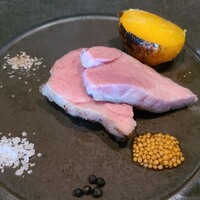 KAI - ⑨薪火焼き鹿児島うんまか豚ロース、粒マスタード&粒胡椒&岩塩(スペイン・バスク産)&スパイスソルト添え
                    豚ロースは表面はカリッと焼かれつつも中は軟らかく、豚ロースの旨みがドーン！と押し寄せました
