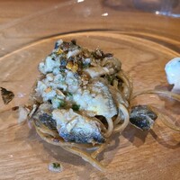 KAI - ⑥手打ちエスプレッソのタリオリーニ、鮎(鹿児島県産)のコンフィのソース、花良治蜜柑胡椒&ヨーグルト&青唐辛子のペーストソースを添えて
                      コンフィした鮎のパスタって斬新だけど肝心の鮎の香りを感じない
