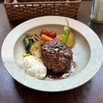 バルバルキッチンアメリ - ランチ：ビビンバ風ハンバーグ(¥1,400)
      付け合わせの野菜には温かいものと冷たいものが混在していて、濃いめの和風ソースと相まって複雑な味わいを創り上げている。なかなかの力作だ！