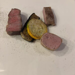 部位ごとに調理法を変える豚肉専門店 グロワグロワ - 