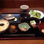 Takenouchi - 　「焼魚定食」（700円）を注文。本日の魚は「サゴシ」だそうです。