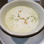 レストランツムラ - セットでスープかサラダどちらかを選べます。こちらはスープでこの日はクラムチャウダー。美味しい！