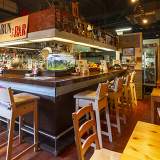 居心地の良い半地下空間◆スポーツ観戦も楽しめる賑やかな店内