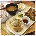 アルケミスト - 今週のランチ
野菜プレートドリンク付き¥1000
小松菜入り餃子
マカロニサラダや雑穀米など盛りだくさん！
