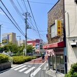 琉菊 - このお店の一角のみ昔の風景ですが、その向こうには複合店舗やタワマンが？