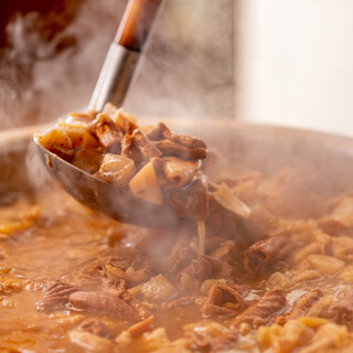 じっくり手間暇をかけて仕込む煮込み料理も見逃せません