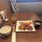 ロイヤルホスト 東新宿駅前店 - 