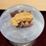 鮨よし - 鰹のたたきを玉葱味噌ソースで