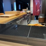 鮨よし - カウンターの真ん中ではなく端が好き！