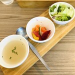 サチア ビーフストロガノフ - 冷製コンソメ 生ハムとピクルス グリーンサラダ