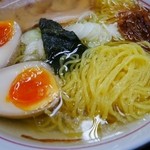 らーめん 勇 - 麺はサッポロめんフーズ製の中細ウェーブ麺で量は130g