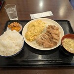 飯来来 - Wメイン定食　台湾大鶏排X葱玉子炒め