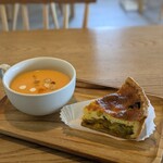 tsuki no mori - 夏野菜のカレー風味のキッシュとパプリカのビシノワース（2025.8）