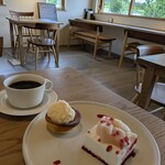 tsuki no mori - 桃のソルべのプレートにホットコーヒー（2025.8）