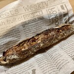 パンやきどころ RIKI - クランベリーとクルミのバトン(小) ¥300