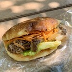 パンやきどころ RIKI - 和牛焼肉とキャロットラペのフォカッチャ ¥650