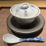 眞善美 - 12種の具材のスープ： 松茸、魚の浮袋、花どんこ、クコ、棗、車海老、金華ハム、なまこ、鶏肉、干しつぶ貝、生姜、葱のスープ。