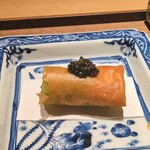 眞善美 - 新銀杏の春巻き：トッピングされたタップリなキャビアと共に カリッと揚げられた春巻きの皮の中にぎっしりと詰まった銀杏は熱々！