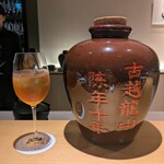 眞善美 - 紹興酒 甕古越龍山 陳年10年：本日はロックでいただきます。 四川料理との相性も抜群ですネ！