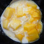 品元糖口冷飲工坊 - 雪花冰を少し溶かしてマンゴーを並べてみた
