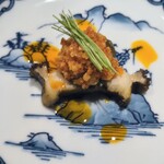 眞善美 - 黒鮑（栃木大洗）：350ｇと大ぶりな黒鮑を 鮑の肝を裏ごししてオイスターソースと合わせたソースでいただきます。