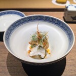 眞善美 - 鱧（淡路島）、雲丹：美しく盛り付けられたお料理を一口でいただき、鱧、鮑、ジェーマーソースの口の中で奏でられるハーモニーを楽しみます。♪♬