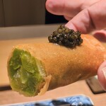 眞善美 - 新銀杏の春巻き：トッピングされたタップリなキャビアと共に カリッと揚げられた春巻きの皮の中にぎっしりと詰まった銀杏は熱々！