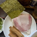 自家製麺 らぁ麺はち - トッピングは別皿提供✨️極太メンマ、鶏ムネ、豚ロースの低温調理チャーシューがめっちゃしっとり✨️