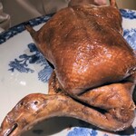眞善美 - 北京ダック：こんがりとあめ色に焼かれた大きな北京ダック。