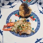 眞善美 - オマールエビ（カナダ）の身にウインタートリュフ（オーストラリア）を削ってあります。爪の部分には葱と山椒がトッピングされています。