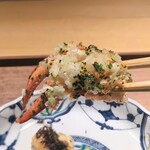 眞善美 - オマールエビ（カナダ）の身にウインタートリュフ（オーストラリア）を削ってあります。爪の部分には葱と山椒がトッピングされています。