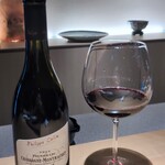 眞善美 - CHASSAGNE-MONTRACHET MORGEOT PREMIER CRU 2020（シャサーニュ モンラッシェ プルミエ クリュ モルジョ ルージュ）グラス：しっかりとしたボディーと酸味を感じられる赤ワインで、こってりとした四川料理にもよく似合います！ フランス ブルゴーニュ地方　アルコール分 14% 。