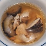眞善美 - 12種の具材のスープ： 松茸、魚の浮袋、花どんこ、クコ、棗、車海老、金華ハム、なまこ、鶏肉、干しつぶ貝、生姜、葱のスープ。
