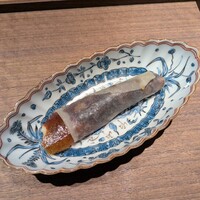 眞善美 -  皮から滴り落ちる綺麗な脂分も見ているだけで食欲をかき立てられますネ！　葱、紅心大根、甜麺醤、揚げた素材 etc. がモッチリと弾力のあるカオヤーピンで巻かれています。 しっかりとした旨みと、コクのある甜麺醤の力強く 甘辛いお味に、葱と紅心大根のシャキシャキ感と合わせてサクサクとした食感が感じられ素晴らしい一品となっています。