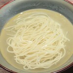 眞善美 - 鶏塩湯麵：三河錦爽鶏の胸肉ともも肉でとったクリアーなスープの塩湯麵。透き通ったやや黄色かかったスープは美しく、表面には透明な脂がキラキラと美しく輝いています。臭み無く、あっさりしているのに 味わい深いお味が素晴らしい！ スープの中は麺のみで具材は使用せず、ストレート麺がよく合っています。