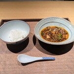 眞善美 - 麻婆豆腐と炊き立ての土鍋ご飯。