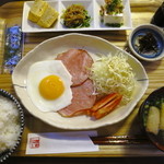 リゾム - 朝食：ハムエッグ
