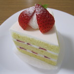 パティスリー べべ - 苺のショートケーキ（税抜：360円）
