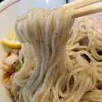 KUBO LABO - 辛味をまとった昆布水に浸かった麺