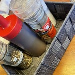 塊肉 石窯焼 肉's Kitchen きたうち - テーブルに色々なスパイスが素晴らしい。