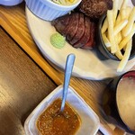 塊肉 石窯焼 肉's Kitchen きたうち - この微かに写っているおろしポン酢は、＋価格ですが追加値段忘れました。