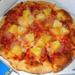 ドミノピザ - ハム，パイナップル，トマトソースとシンプルながら思いの外バランス良くて美味しい．