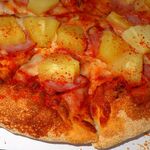 ドミノピザ - 半分に燃辛唐辛子．