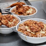 丸長 - 上武丼は豚バラ丼と肉チャーハンと唐揚げとチーズ