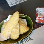 自家製粉 十割そばじろう - 夏季限定とうもろこしの天ぷら4ヶ650円(税込)
      甘くて美味しい♪頼んでおいてなんなのですが私とうもろこしあまり好きじゃ無いんですよねw
      自分でも作れそうって思っちゃうのも味の違いが分からないからかも
